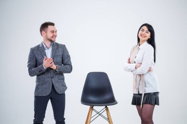 İşadamları ve kadınlar, öğretmenler uzmanları işe davet eder. Yeni bir iş projesi oluşturuluyor.