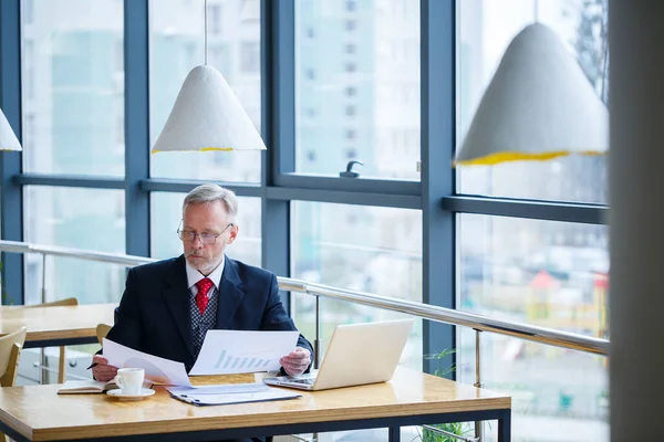 Hombre Adulto Mentor Director Hombre Negocios Gafas Traje Estudiando Documentos — Foto de Stock