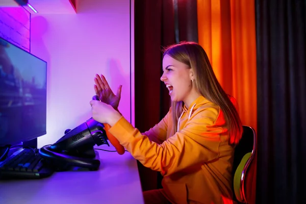 Girl Gamer Playing Racing Computer She Uses Steering Wheel Emotional — Stock Photo, Image