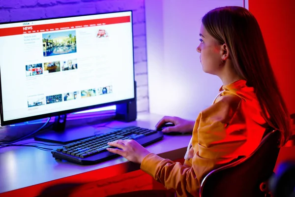 Girl Freelancer Looks Computer Screen News Forest Fires Virus Covid — Stock Photo, Image