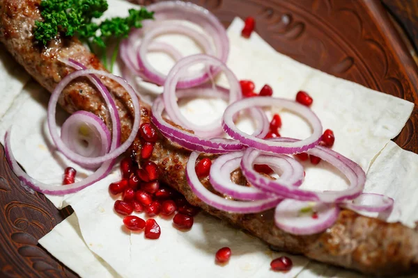 Piatto Cucinato Sulla Griglia Del Kebab Piatti Georgiani Guarnito Con — Foto Stock