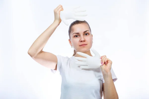 Das Mädchen Hält Weiße Medizinhandschuhe Den Händen Schutz Vor Keimen — Stockfoto