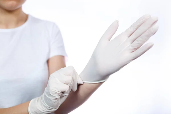 Meisje Paramedicus Trekt Witte Medische Handschoenen Aan Bescherming Tegen Ziektekiemen — Stockfoto