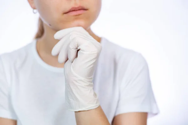 Девушка Парамедик Надевает Белые Медицинские Перчатки Руки Защита Микробов Вирусов — стоковое фото