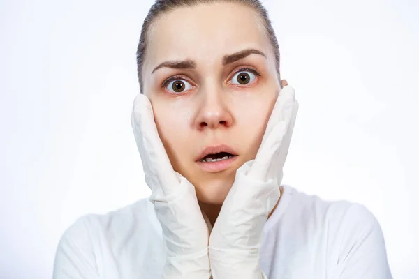 Sanitäter Ziehen Weiße Handschuhe Über Die Hände Schutz Vor Keimen — Stockfoto