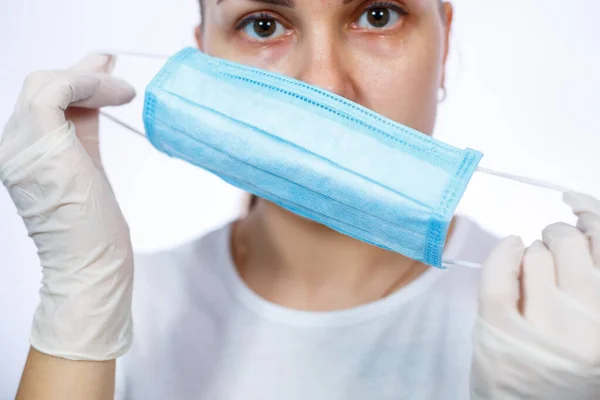 Медицинский Работник Демонстрирует Носить Защитную Медицинскую Хирургическую Маску Против Вируса — стоковое фото