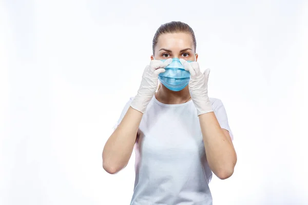 Медицинский Работник Демонстрирует Носить Защитную Медицинскую Хирургическую Маску Против Вируса — стоковое фото
