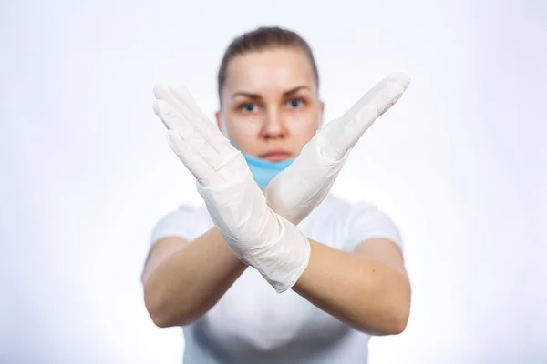 Gezondheidswerker Beschermende Medische Chirurgische Masker Tegen Het Virus Geïsoleerd Witte — Stockfoto