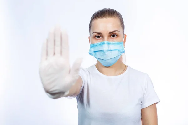 Gezondheidswerker Beschermende Medische Chirurgische Masker Tegen Het Virus Geïsoleerd Witte — Stockfoto