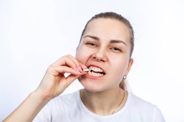 Koruyucu tıbbi maskeli, elinde termometreyle hasta bir kadın virüs için tedavi görüyor. Kendini soyutlama ve ilaç tedavisi