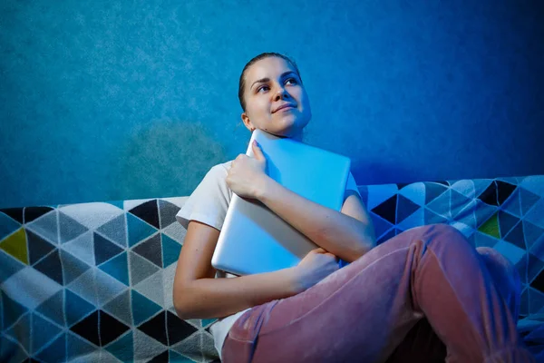 Una Chica Con Una Camiseta Blanca Está Sentada Casa Sofá — Foto de Stock