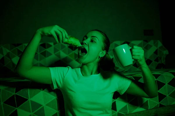 Menina Bonita Nova Assistindo Comendo Croissant Bebendo Chá Descanso Casa — Fotografia de Stock