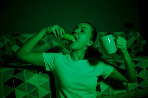 Menina Bonita Nova Assistindo Comendo Croissant Bebendo Chá Descanso Casa — Fotografia de Stock