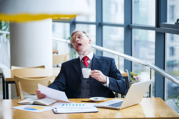 Hombre Negocios Sienta Con Una Taza Café Hace Nuevo Proyecto — Foto de Stock