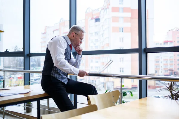 Hombre Adulto Hombre Negocios Maestro Mentor Trabajando Nuevo Proyecto Sienta — Foto de Stock