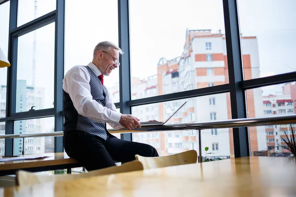 Hombre Adulto Hombre Negocios Maestro Mentor Trabajando Nuevo Proyecto Sienta — Foto de Stock