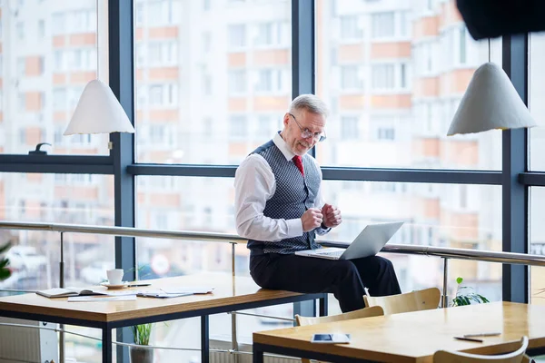 Hombre Adulto Hombre Negocios Maestro Mentor Trabajando Nuevo Proyecto Sienta — Foto de Stock