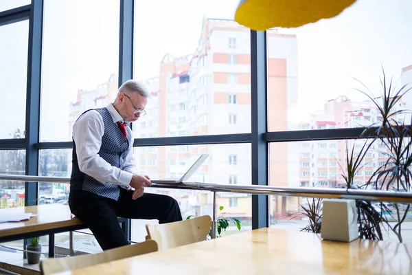 Hombre Adulto Hombre Negocios Maestro Mentor Trabajando Nuevo Proyecto Sienta — Foto de Stock