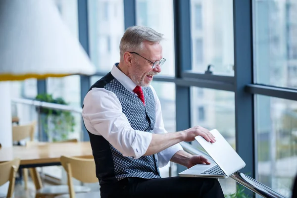 Hombre Adulto Hombre Negocios Maestro Mentor Trabajando Nuevo Proyecto Sienta — Foto de Stock