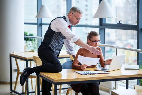 Mujer Negocios Sentada Una Mesa Madera Con Portátil Discutiendo Nuevo — Foto de Stock