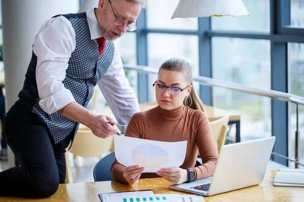 Mujer Negocios Sentada Una Mesa Madera Con Portátil Discutiendo Nuevo — Foto de Stock