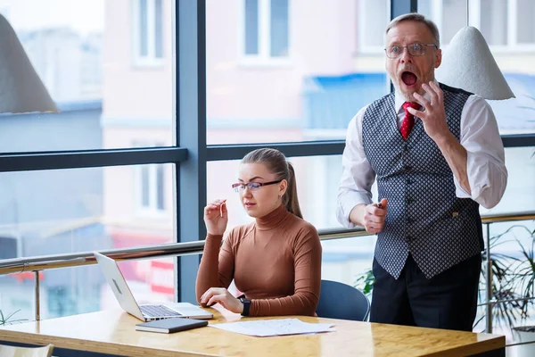 Eine Geschäftsfrau Die Einem Holztisch Mit Laptop Sitzt Und Als — Stockfoto