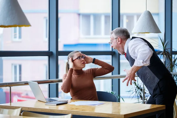 Flicka Business Lady Sitter Vid Ett Träbord Med Bärbar Dator — Stockfoto