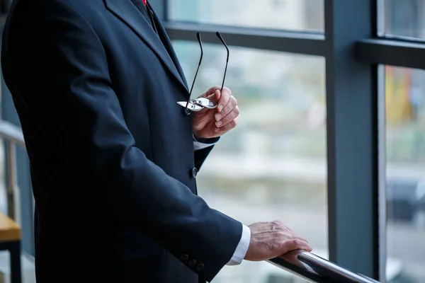 Hombre Negocios Adulto Maestro Mentor Mira Por Gran Ventana Oficina — Foto de Stock