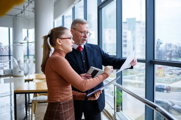 Chica Gerente Propia Oficina Dice Maestro Mentor Jefe Exitoso Nuevo — Foto de Stock