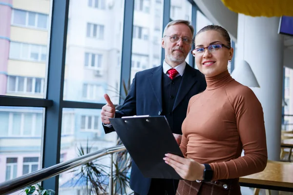 Chica Gerente Propia Oficina Dice Maestro Mentor Jefe Exitoso Nuevo — Foto de Stock