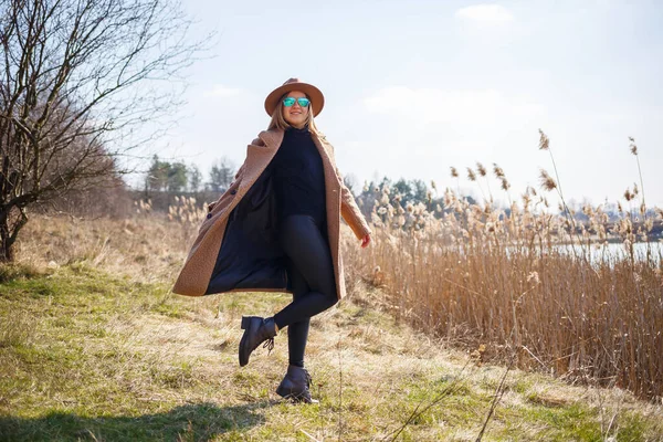 Ein Mädchen Braunem Mantel Hut Und Brille Spaziert Einem Park — Stockfoto