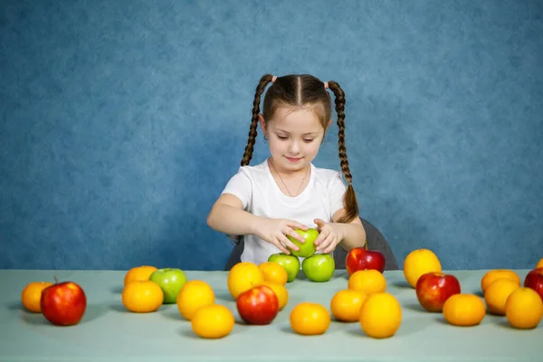 Dívka Bílém Tričku Hraje Pózuje Ovocem — Stock fotografie
