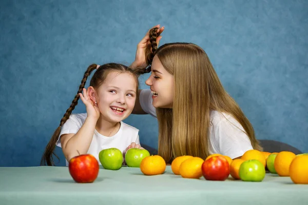 Little Girl Mom Play Fruits Fool Wearing Shirts — Stock Photo, Image