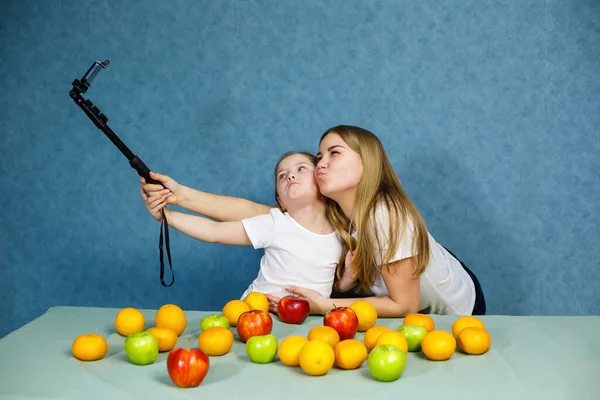 Liten Flicka Med Mamma Vita Shirts Selfie Telefonen Och Spela — Stockfoto