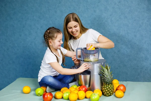 Mamma Figlia Fanno Arancia Fresca Sono Shirt Bianche — Foto Stock