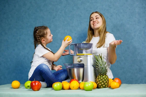 Mamma Figlia Fanno Arancia Fresca Sono Shirt Bianche — Foto Stock