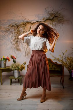 Onun yakın plan portresi, güzel, çekici, sevimli, neşeli, dalgalı saçlı, kız patlıyor, eğleniyor, eğleniyor, gri, açık, pastel arka plan