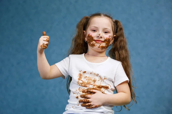 Menina Come Chocolate Borra Sua Camiseta Branca Rosto Mãos Dele — Fotografia de Stock
