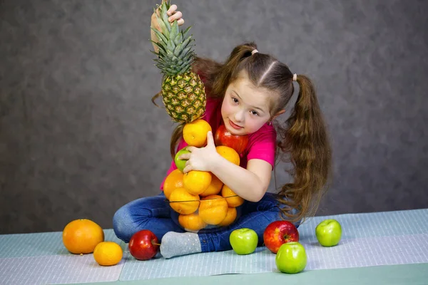 Uma Menina Seis Anos Adora Frutas Muito Vitaminas Alimentação Saudável — Fotografia de Stock