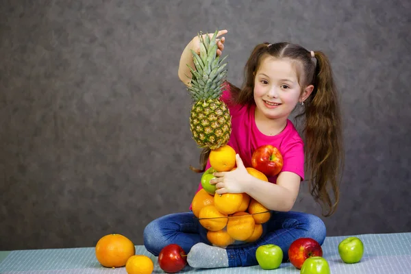 Sześciolatka Bardzo Kocha Owoce Witaminy Zdrowe Odżywianie — Zdjęcie stockowe