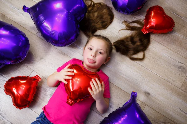 Menina Rosa Shirt Brinca Com Balões — Fotografia de Stock