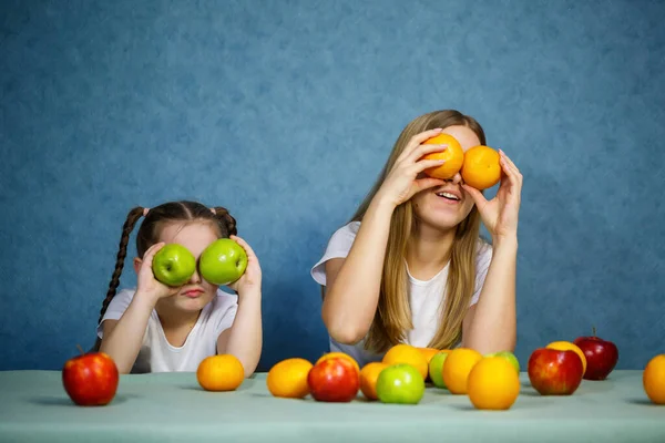 Menina Mãe Brincam Com Frutas Brincam Estão Usar Shirts — Fotografia de Stock