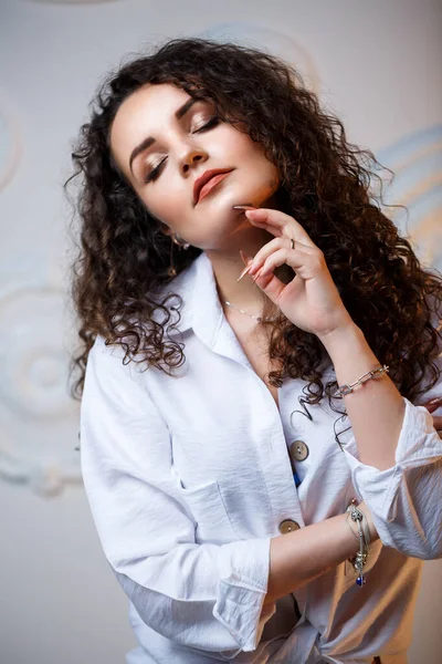 Beautiful Young Girl Model Curls Posing She Wearing White Shirt — Stock Photo, Image