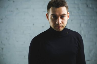 Adam golf oynuyor, sakalı var..