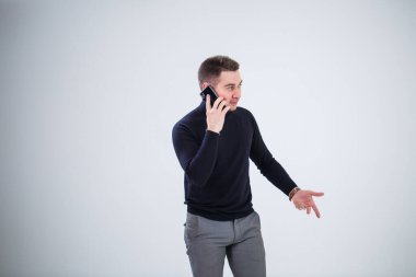 Siyah elbiseli ciddi bir iş adamı önemli soruları telefonla öğrenir. Çalışma günü konsepti