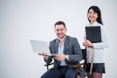 Öğretmen akıl hocası patron danışmanı genç bir kız öğrenci stajyer, odaklanmış lider, yönetici, öğretim öğrencisi, öğretmenlik için yeni bir projeden bahsediyor. Yeni iş projesi