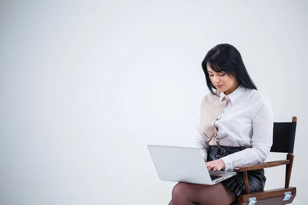 Chica Profesora Hombre Negocios Está Estudiando Nuevo Proyecto Ordenador Portátil — Foto de Stock