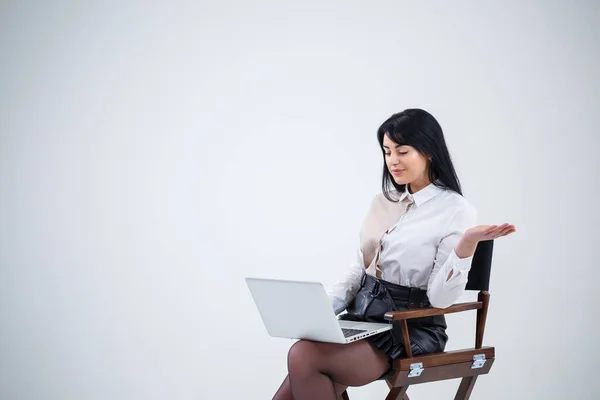 Chica Profesora Hombre Negocios Está Estudiando Nuevo Proyecto Ordenador Portátil — Foto de Stock