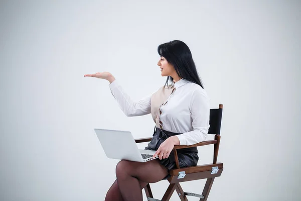 Chica Profesora Hombre Negocios Está Estudiando Nuevo Proyecto Ordenador Portátil — Foto de Stock