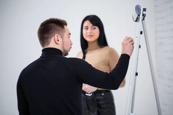 Tipo Hombre Negocios Maestro Mentor Enseña Una Chica Especialista Estudiante — Foto de Stock